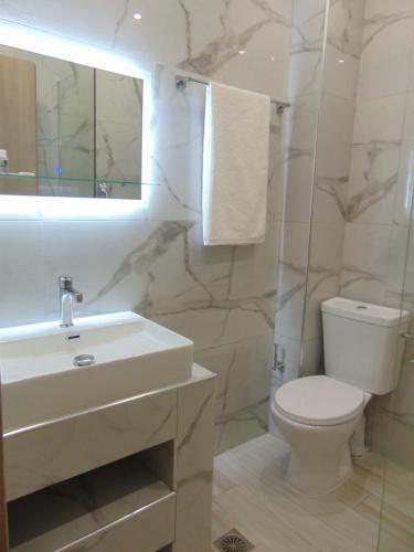 科斯镇Sweetmar guestRooms-ground floor的一间带水槽、卫生间和镜子的浴室
