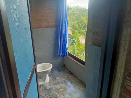 Pu LuongPuluong homestay1holiday的一间带卫生间和窗户的浴室