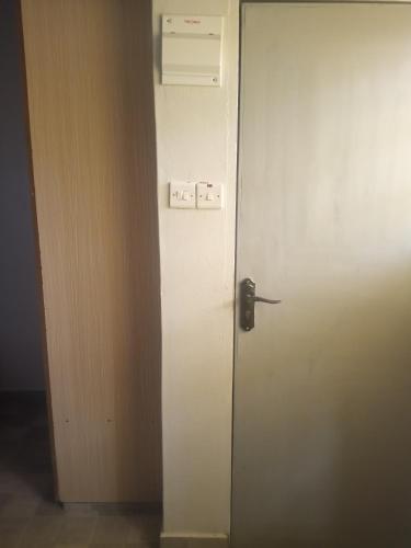 纳库鲁Airbnb的大楼旁的房间里的门