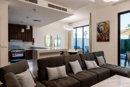 拉斯阿尔卡麦Luxury Villas with Beach Access by VB Homes的带沙发的客厅和厨房