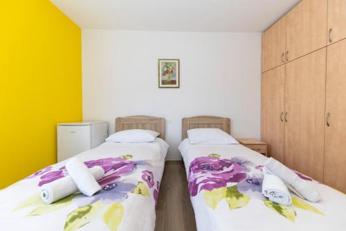 扎达尔伊雷娜别墅旅馆的两张睡床彼此相邻,位于一个房间里