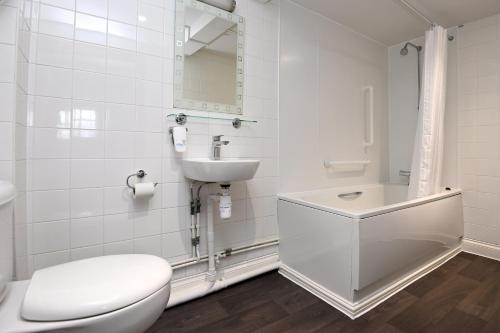 萨彻姆Swan, Thatcham by Marston's Inns的白色的浴室设有卫生间和水槽。