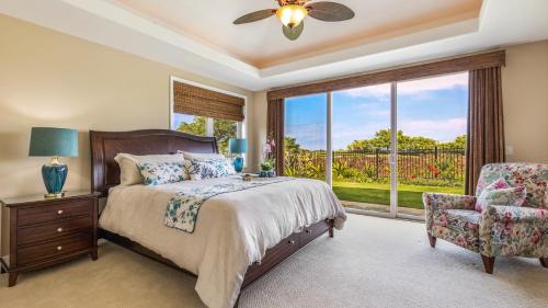 瓦克拉4bd Kamilo 333 Home At Mauna Lani Resort的卧室配有床、椅子和窗户。