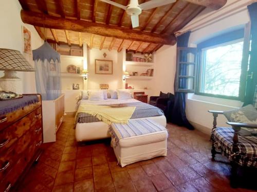 Penna in TeverinaMuralto - 5 Bedroom Villa with Panoramic Pool的一间卧室设有两张床和窗户。