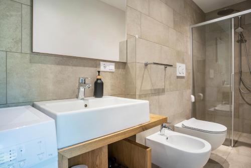 奥拉Pension Grasser Apartment的浴室配有白色水槽和卫生间。