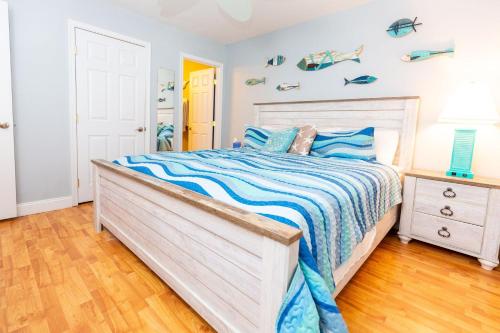 柏斯海滩Ocean Glass Condominiums的一间卧室配有一张带蓝色和白色棉被的床