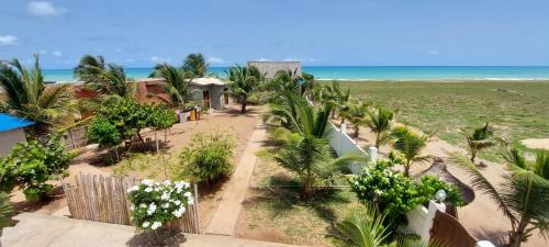 Grand-PopoGuesthouse Bambou Beach的享有海滩和海洋的空中景致