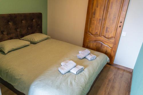 瓦尔米耶拉Warm & Cozy Apartment with balcony in Valmiera的床上有两条毛巾