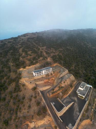 萨维奇منتجع جبل رثباء Rathba Mountain Resort的山丘上建筑物的空中景观