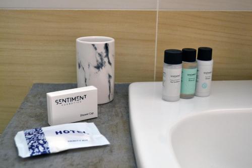 帕拉利米尼Sweet Retreat的浴室设有水槽和一些产品