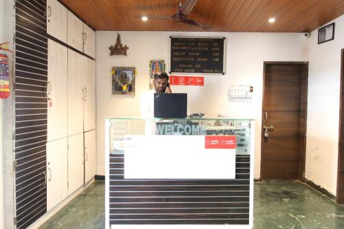 DehuNew Pune Residency的手提电脑站在柜台上的人