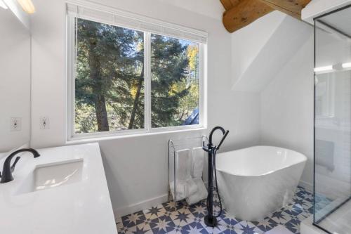 特柳赖德Sneffels的带浴缸、水槽和窗户的浴室