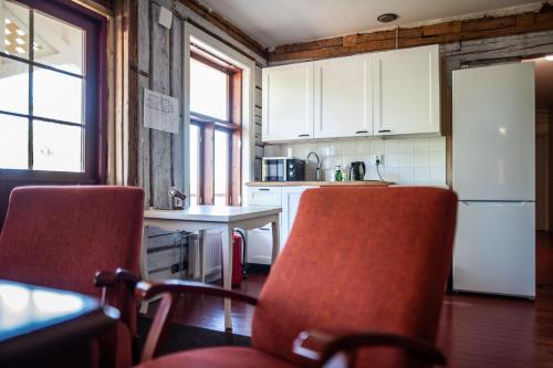 科科拉Matkustajakoti Ykspihlaja的厨房配有两把椅子和白色冰箱
