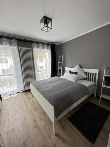 柏林Remise-Berlin-Grünau your cozy and comfortable home to stay for up to 6 people between Müggelsee and Berlin city的卧室设有白色的床和大窗户