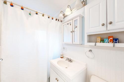 普里茅斯Beach Time的白色的浴室设有水槽和卫生间。