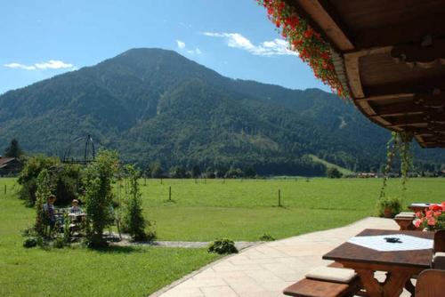 若特阿赫-埃根Gaestehaus Webermohof的享有田野和山脉美景的庭院