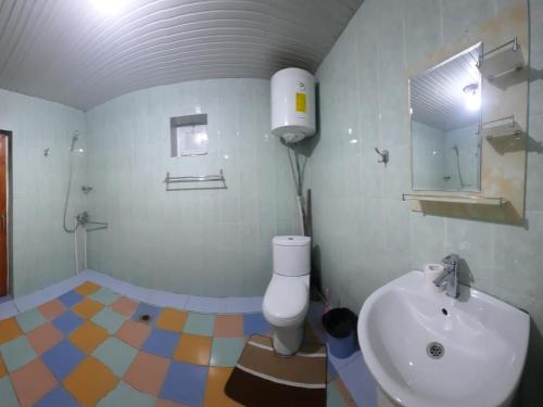 ChimganJANS дача的浴室配有白色卫生间和盥洗盆。