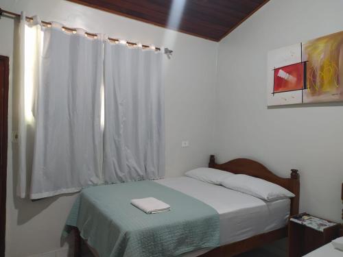 波多韦柳Engenheiros Hotel - Porto Velho的一间小卧室,配有床和窗户