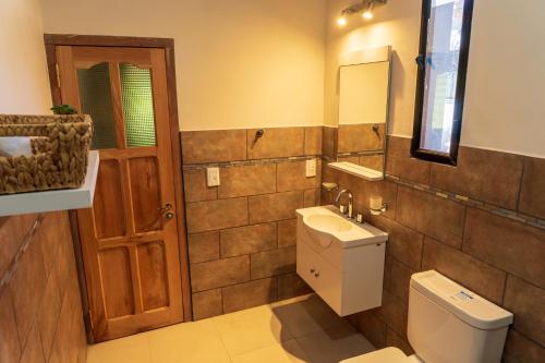 卡奇HOSPEDAJE LA CASONA DE CACHI的一间带卫生间、水槽和镜子的浴室