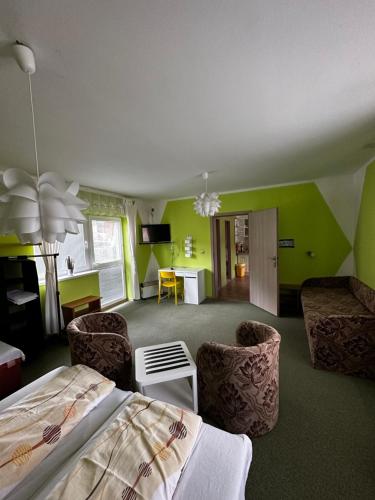 KrompachyPrenájom v súkromí Krompachy的一间卧室设有绿色的墙壁和一张床及椅子