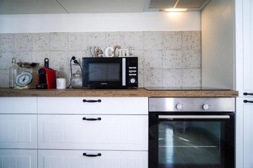 沙托鲁Le Dolce Vita - Proche Gare - Spacieux的厨房配有微波炉和炉灶。