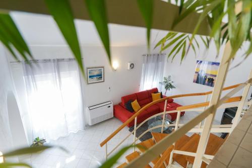 扎达尔Villa Sanda with Private Pool的一间带红色沙发的客厅和楼梯