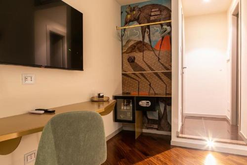 罗马Bhr Cavour 150的一个带书桌和电视的家庭办公室