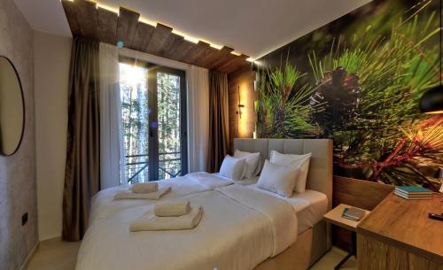 普里耶多尔Bijele Vode spa&nature hotel的一间卧室配有一张大床和毛巾