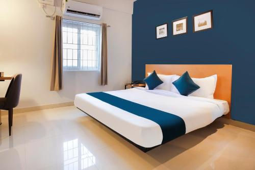 GachibowliOYO SilverKey Khajaguda的一间卧室配有一张带蓝色墙壁的大床