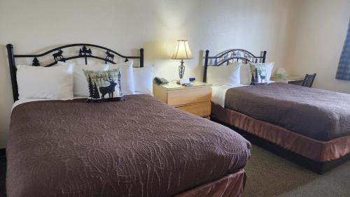 切斯特Antlers Motel的酒店客房带两张床和电话