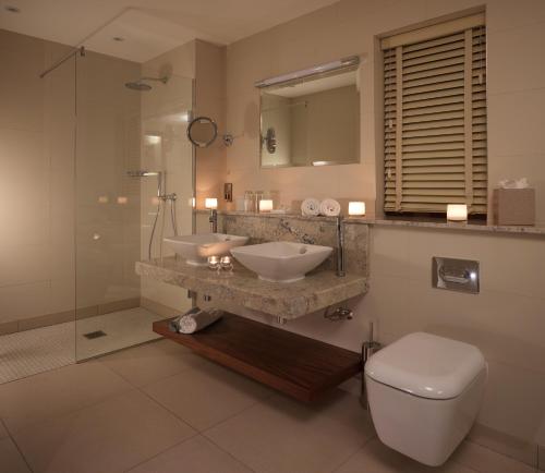 Langho诺思科特酒店的浴室配有2个盥洗盆、卫生间和淋浴。