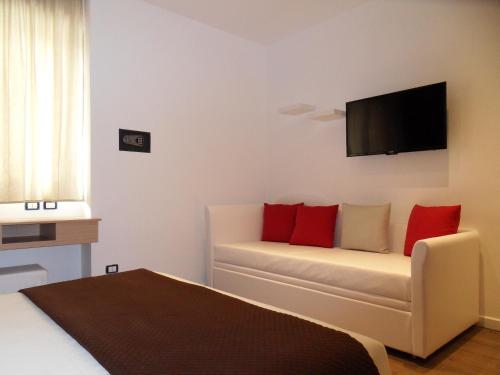 玛格丽塔萨沃亚Conchiglia Suite的一间配有沙发和墙上电视的房间