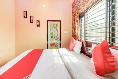 BijnaurOYO Flagship Radhey Krishna Bhawan的一间卧室设有一张大床和一个窗户。