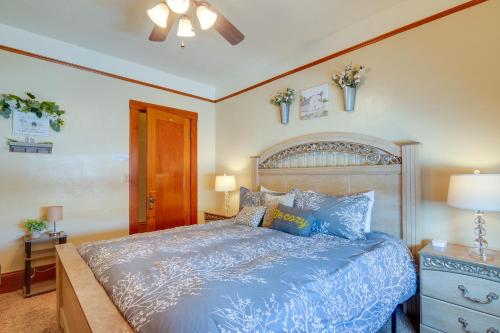 佳能威尔Beautiful Historic Home Near Bryce Canyon!的一间卧室配有一张带蓝色棉被的床