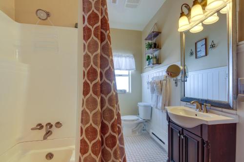 佳能威尔Beautiful Historic Home Near Bryce Canyon!的带浴缸、盥洗盆和卫生间的浴室
