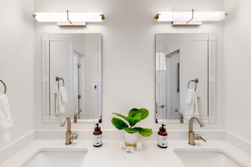 甘尼森Leisure Lodge Living的浴室设有2个水槽和2面镜子