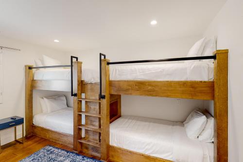 甘尼森Leisure Lodge Living的白色墙壁的客房内设有两张双层床。