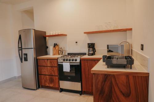 帕纳哈切尔Lahos Apartament's的厨房配有炉灶和冰箱。