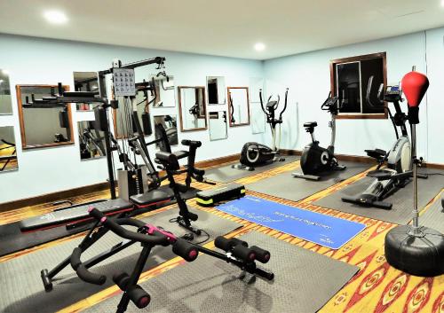 吉隆坡Xpeed Holiday Hotel的一间健身房,里面设有数个健身器材