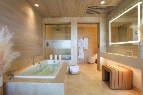 洛杉矶亨特利圣莫尼卡海滩酒店的带浴缸、卫生间和盥洗盆的浴室