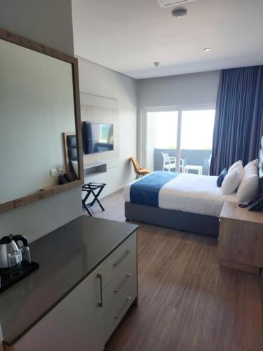 Kingsborough12 Oceans Hotel and Conference Centre的酒店客房设有一张床和一面大镜子