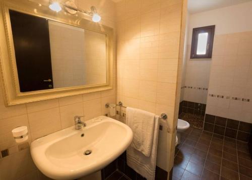 兰佩杜萨VILLA DAIANA的一间带水槽、镜子和卫生间的浴室