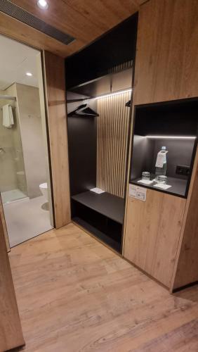 里斯本Hotel Principe Avila的带淋浴和卫生间的浴室。