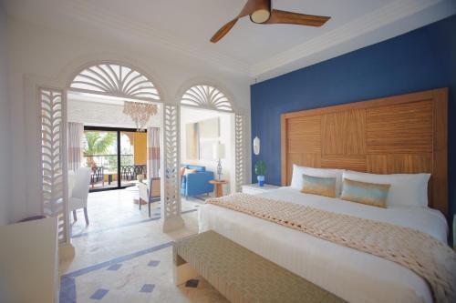 蓬塔卡纳Sanctuary Cap Cana, a Luxury Collection Resort, Dominican Republic, Adult All-Inclusive的一间卧室设有一张蓝色墙壁的大床