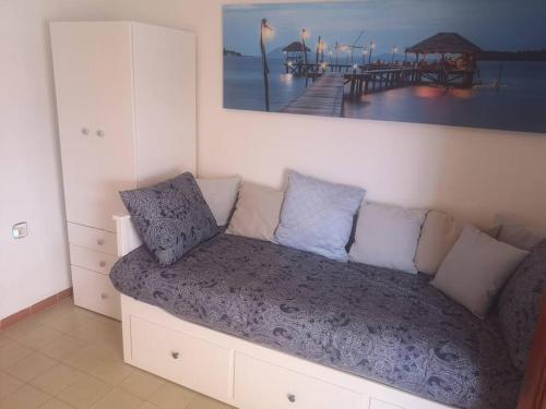 格拉纳达Apartamento con la playa a 200 metros的一张沙发,一张有码头照片的房间