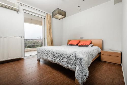 斯巴达Villa Lara的一间卧室设有一张床和一个大窗户