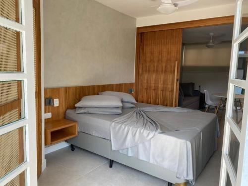 鲍巴Porto Paúba Flat 116的一间卧室配有一张带白色床单的大床