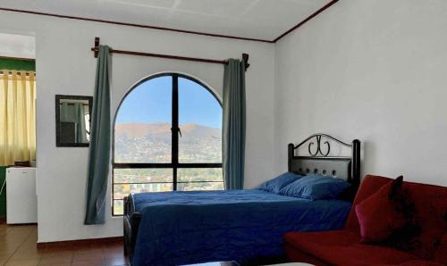 瓦哈卡市Casa Santiago的一间卧室设有一张床和一个大窗户