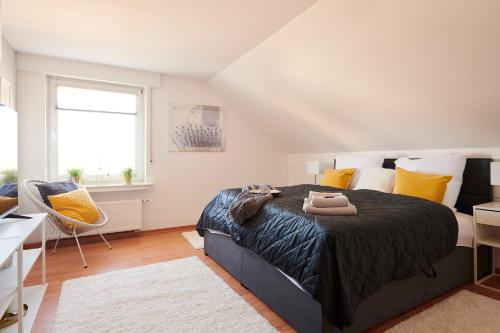 帕德博恩Wohnträumerei - Lichtdurchflutete Design-Oase- Geräumige Wohnung mit beeindruckender Fensterfront, in ruhiger Stadtlage"的一间卧室设有一张大床和一个窗户。