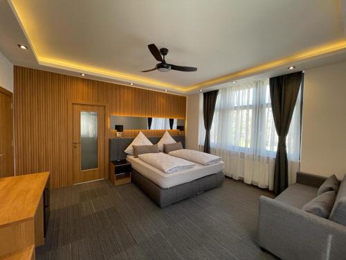 乌尔丁根-米赫尔霍芬乌尔盯格霍夫宾馆的一间卧室配有一张床和吊扇